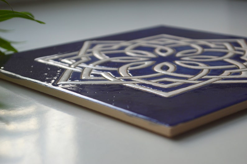Handgjorda keramiska plattor med medelhavsgeometrisk design i koboltblått, handmålade med traditionell cuerda seca-teknik bild 7