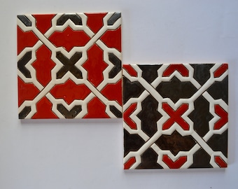 Handmålad röd/svart geometrisk designkakel med Nasridmotiv, autentisk andalusisk kakel, lämplig för badrum, kök, uteplats eller som keramiskt underlägg