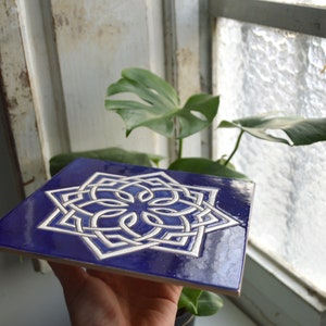 Handgjorda keramiska plattor med medelhavsgeometrisk design i koboltblått, handmålade med traditionell cuerda seca-teknik bild 8