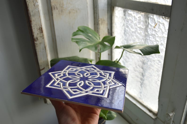 Handgjorda keramiska plattor med medelhavsgeometrisk design i koboltblått, handmålade med traditionell cuerda seca-teknik bild 8