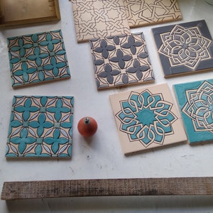 Handgjorda keramiska plattor med medelhavsgeometrisk design i koboltblått, handmålade med traditionell cuerda seca-teknik bild 9