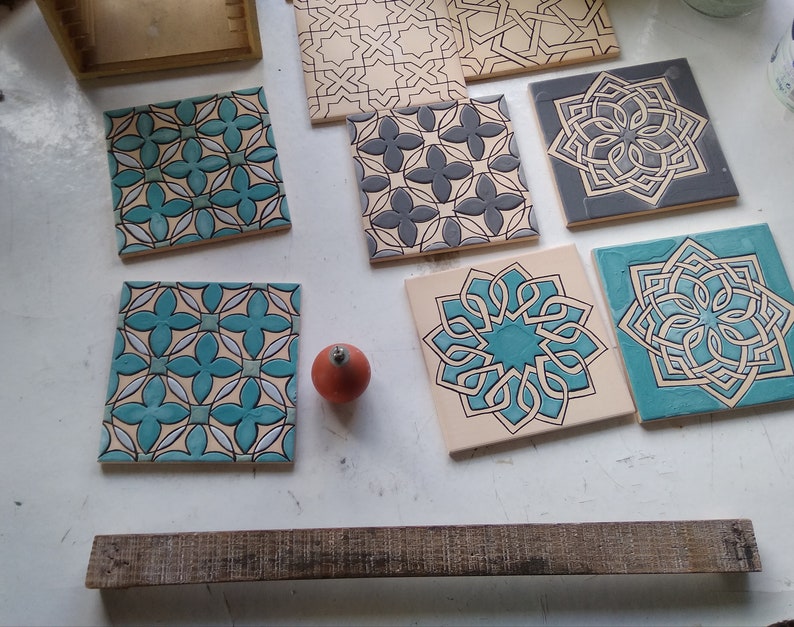 Handgjorda keramiska plattor med medelhavsgeometrisk design i koboltblått, handmålade med traditionell cuerda seca-teknik bild 9