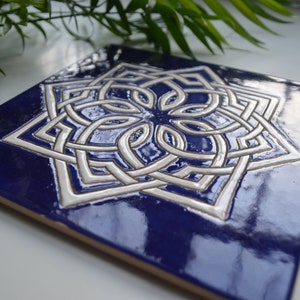 Handgjorda keramiska plattor med medelhavsgeometrisk design i koboltblått, handmålade med traditionell cuerda seca-teknik bild 2