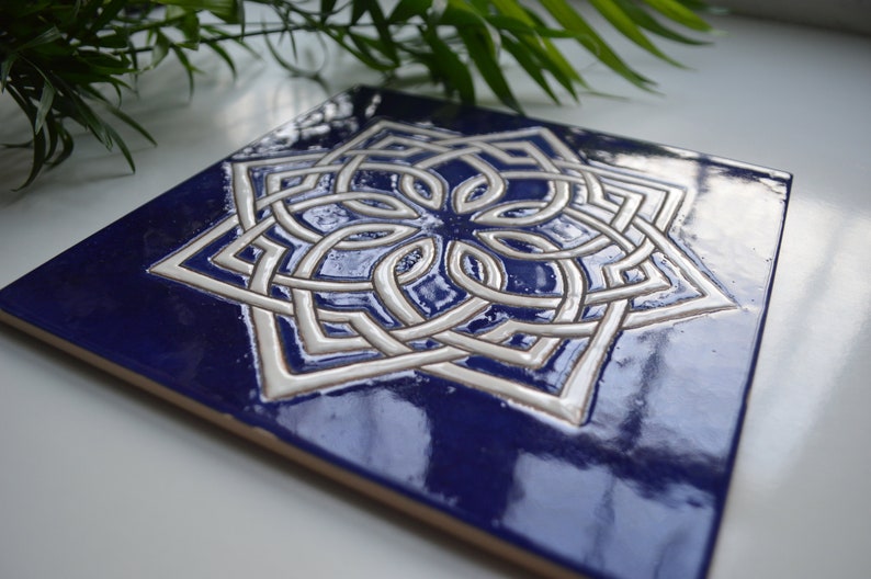 Handgjorda keramiska plattor med medelhavsgeometrisk design i koboltblått, handmålade med traditionell cuerda seca-teknik bild 2