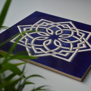 Handgjorda keramiska plattor med medelhavsgeometrisk design i koboltblått, handmålade med traditionell cuerda seca-teknik bild 6