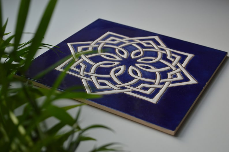 Handgjorda keramiska plattor med medelhavsgeometrisk design i koboltblått, handmålade med traditionell cuerda seca-teknik bild 6
