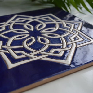 Handgjorda keramiska plattor med medelhavsgeometrisk design i koboltblått, handmålade med traditionell cuerda seca-teknik bild 4