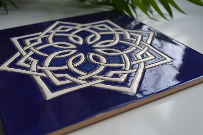 Handgjorda keramiska plattor med medelhavsgeometrisk design i koboltblått, handmålade med traditionell cuerda seca-teknik bild 4