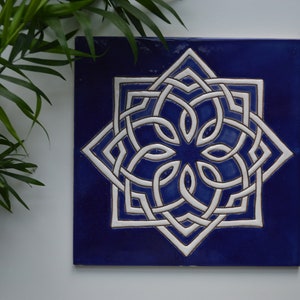 Handgjorda keramiska plattor med medelhavsgeometrisk design i koboltblått, handmålade med traditionell cuerda seca-teknik bild 1