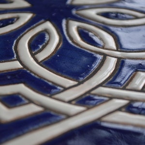 Handgjorda keramiska plattor med medelhavsgeometrisk design i koboltblått, handmålade med traditionell cuerda seca-teknik bild 5