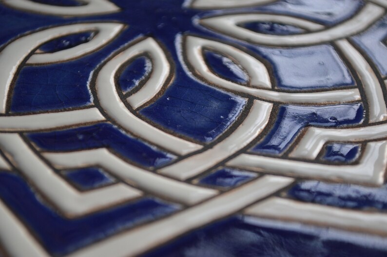 Handgjorda keramiska plattor med medelhavsgeometrisk design i koboltblått, handmålade med traditionell cuerda seca-teknik bild 5