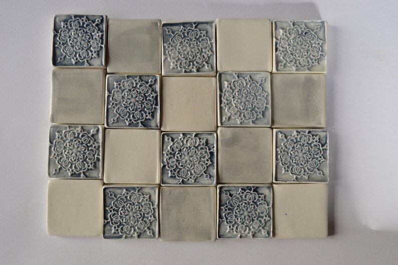 14 Pequeños azulejos decorativos gris y verde con relieve