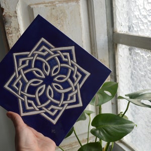 Handgjorda keramiska plattor med medelhavsgeometrisk design i koboltblått, handmålade med traditionell cuerda seca-teknik bild 3