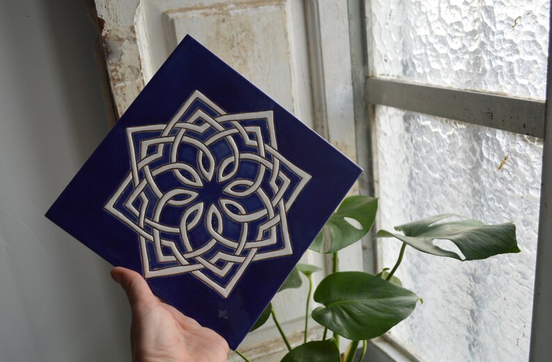 Handgjorda keramiska plattor med medelhavsgeometrisk design i koboltblått, handmålade med traditionell cuerda seca-teknik bild 3