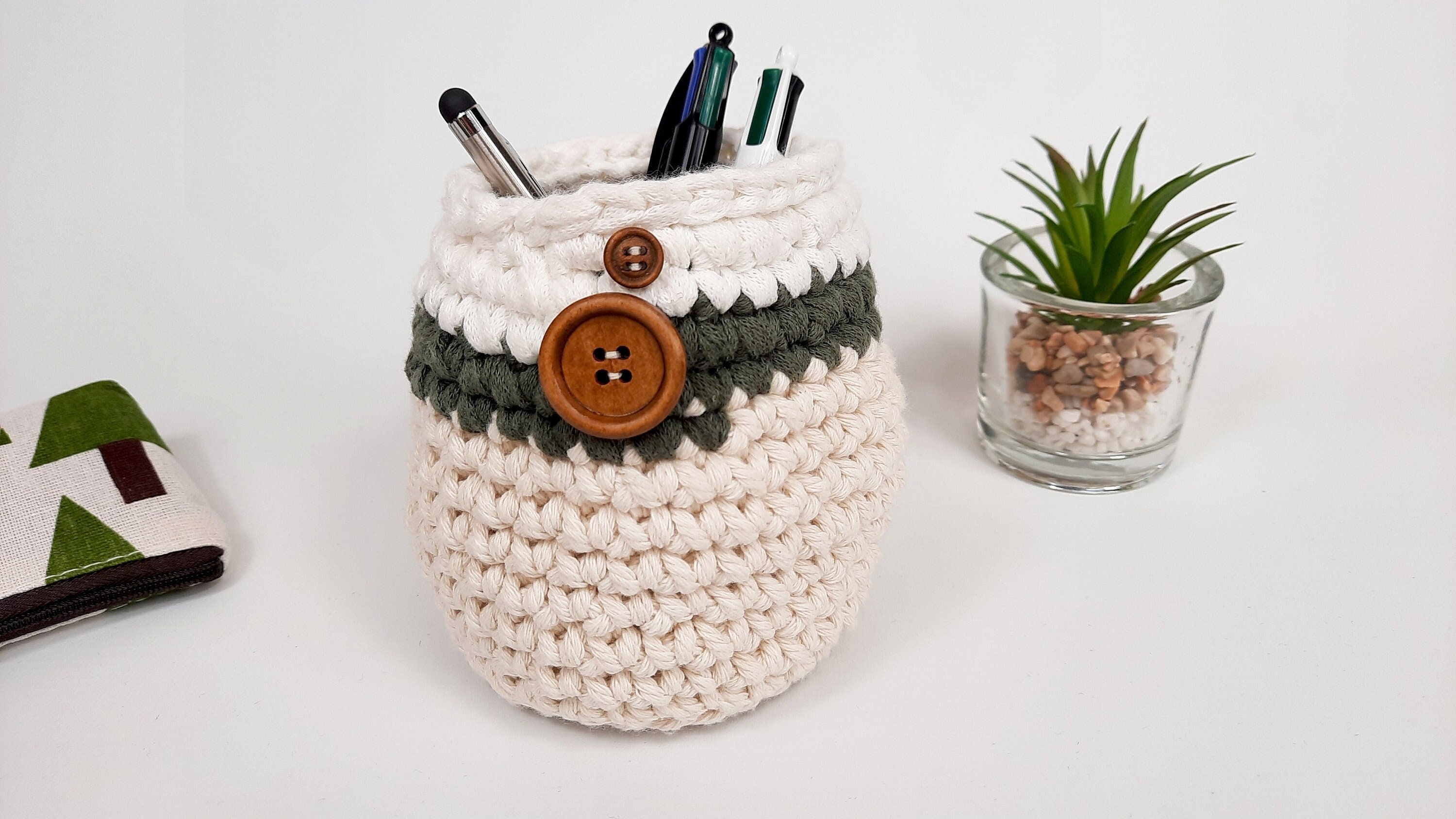 Pot à Crayons en Corde Macramé et Bandes de Coton | Beige Kaki Blanc Boutons Bois
