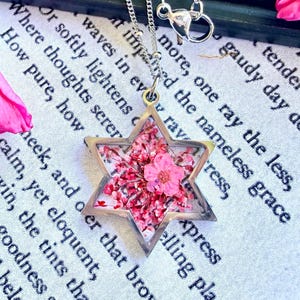 Collar de plata con estrella de David y flores silvestres de cerezo