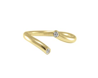 Twisted dainty ring with zircon in gold or silver