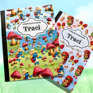 Peut inclure: Deux cahiers de composition aux couvertures colorées. L'un présente des Schtroumpfs et des champignons rouges, l'autre a un thème Fraise. Les deux cahiers portent le nom "Traci" sur la couverture.