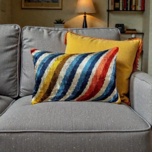Fodera per cuscino lombare in velluto di seta: design ikat blu, arancione e crema