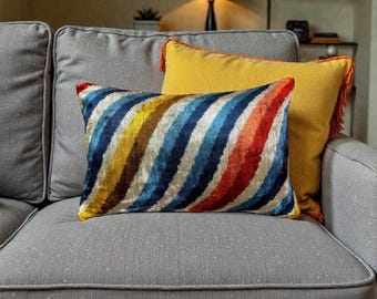 Funda de almohada lumbar de terciopelo de seda: diseño ikat azul, naranja y crema