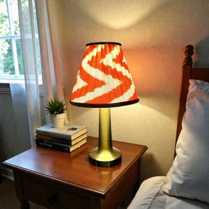 Lámpara de mesa LED portátil: oro antiguo, pantalla Ikat, sensor táctil