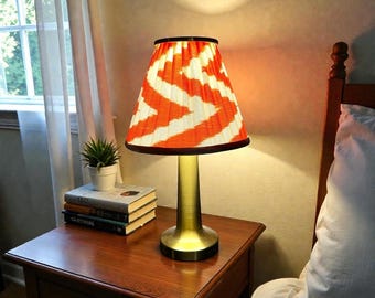 Lámpara de mesa LED portátil: oro antiguo, pantalla Ikat, sensor táctil