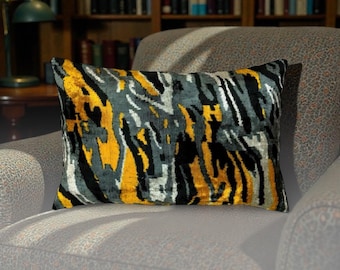 Funda de almohada lumbar de terciopelo Leopard Dream: seda ikat turca