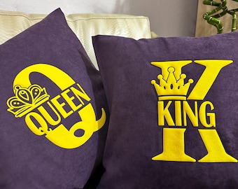 Funda de cojín de lino personalizada: monograma de corona de reina y rey morado y amarillo