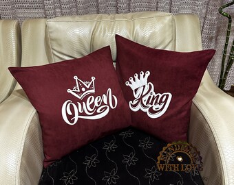 Funda de cojín con corona de reina y rey en rojo burdeos, monograma para regalo de boda, funda de almohada burdeos