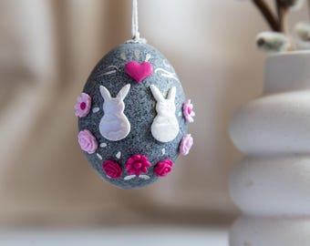 Decorazione per uova di Pasqua in argilla polimerica fatta a mano: coniglietto e applicazioni floreali