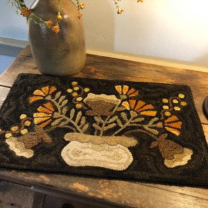 SUMMER BOUQUET - Rug Hooking Pattern Designed by Therese Shick