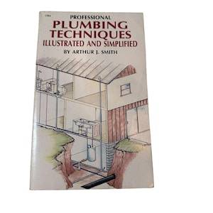 以下が含まれることがあります： アーサー・J・スミス著『Professional Plumbing Techniques Illustrated and Simplified』というタイトルのソフトカバー本。表紙には、住宅の断面図が描かれており、配管、給湯器、地面の様子が示されています。