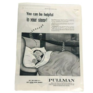 Op de afbeelding: Vintage zwart-wit advertentie uit The Saturday Evening Post. De illustratie toont een man die slaapt in een Pullman-bed, met de tekst "You can be helpful in your sleep!" en "Let 'em have it - Buy extra war bonds!"