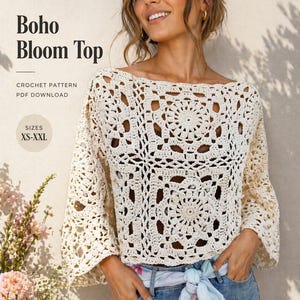 Op de afbeelding: Crèmekleurige gehaakte top met klokmouwen. De top heeft een vierkante halslijn en een bloemenpatroon in het midden. De tekst op de afbeelding luidt "Boho Bloom Top" en "Crochet Pattern PDF Download". Maten XS-XXL.