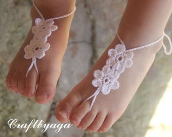 Wzór na szydełkowe sandałki dla niemowląt z bosymi stopami: motyw kwiatowy (wzór w formacie PDF)