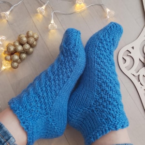 Calzini di lana lavorati a mano: comode pantofole da casa per le donne