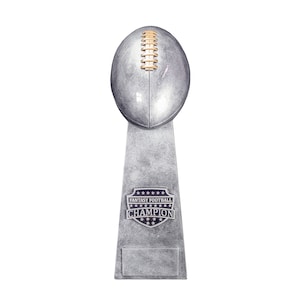 K&ouml;nnte beinhalten: Silberfarbener Pokal in Form eines Fu&szlig;balls mit einem schwarz-wei&szlig;en Schild, auf dem "Fantasy Football Champion" steht.
