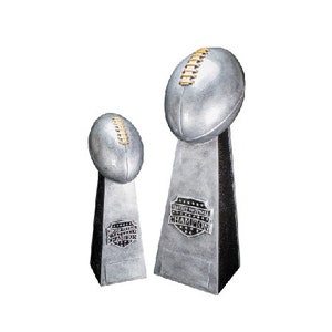 K&ouml;nnte beinhalten: Zwei silberne Fu&szlig;ball-Troph&auml;en mit schwarzen Sockeln. Die gr&ouml;&szlig;ere Troph&auml;e tr&auml;gt den Text "Fantasy Football Champion" auf dem Sockel.