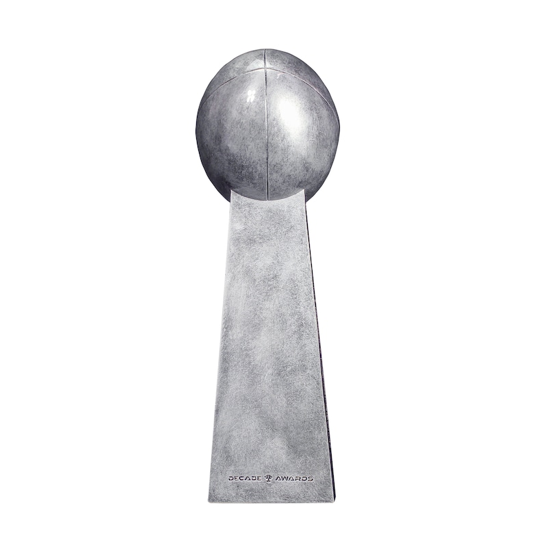 K&ouml;nnte beinhalten: Eine silberne Troph&auml;e in Form eines Fu&szlig;balls mit einem Sockel, auf dem "DECADE AWARDS" steht.