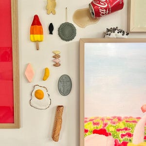 Coca Cola blikje, interieurobject, popart, design kunst, omgevallen drinken, hergebruik, epoxy sculptuur, small wall art, collectible art, afbeelding 5