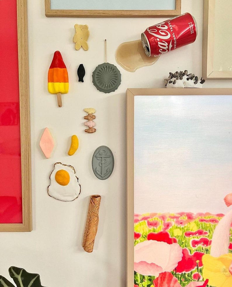 Coca Cola blikje, interieurobject, popart, design kunst, omgevallen drinken, hergebruik, epoxy sculptuur, small wall art, collectible art, afbeelding 5