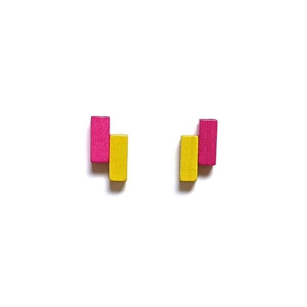 Gekleurde staafjes oorbellen, jaren 90 oorbellen, de stijl, bauhaus, rietveld, primaire kleuren, geometrisch kleurrijke houten staafjes.