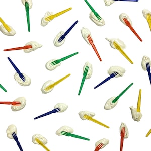 Peut inclure: Un fond blanc avec plusieurs fourchettes en plastique trempées dans du glaçage blanc. Les fourchettes sont de différentes couleurs, notamment bleu, vert, jaune et orange.