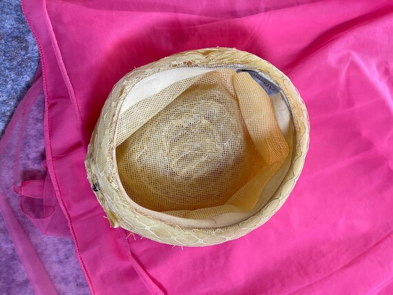 Aldenaire 50s/60s Pillow Box Mesh Net Yellow Hat - image 5