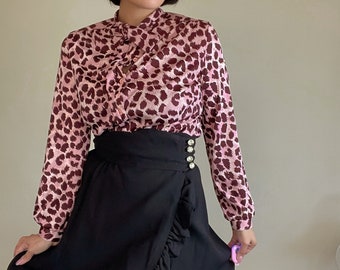 Vintage 60er Jahre "Trissi" Button Down Rosa Leoparden Print Bluse mit angesetzter Krawatte am besten passt Größen XS-M