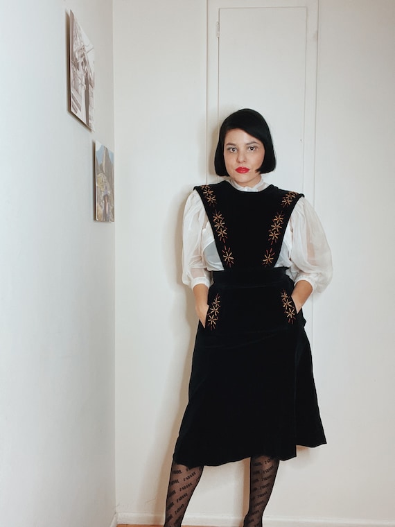 Vintage 40s / 50s Velvet Pinafore Embroidered Det… - image 1