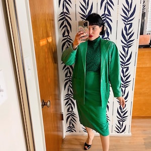 Ensemble vintage 3 pièces en cuir vert doux texturé, veste jupe-chemisier, Convient aux tailles TP-SM et taille M possible