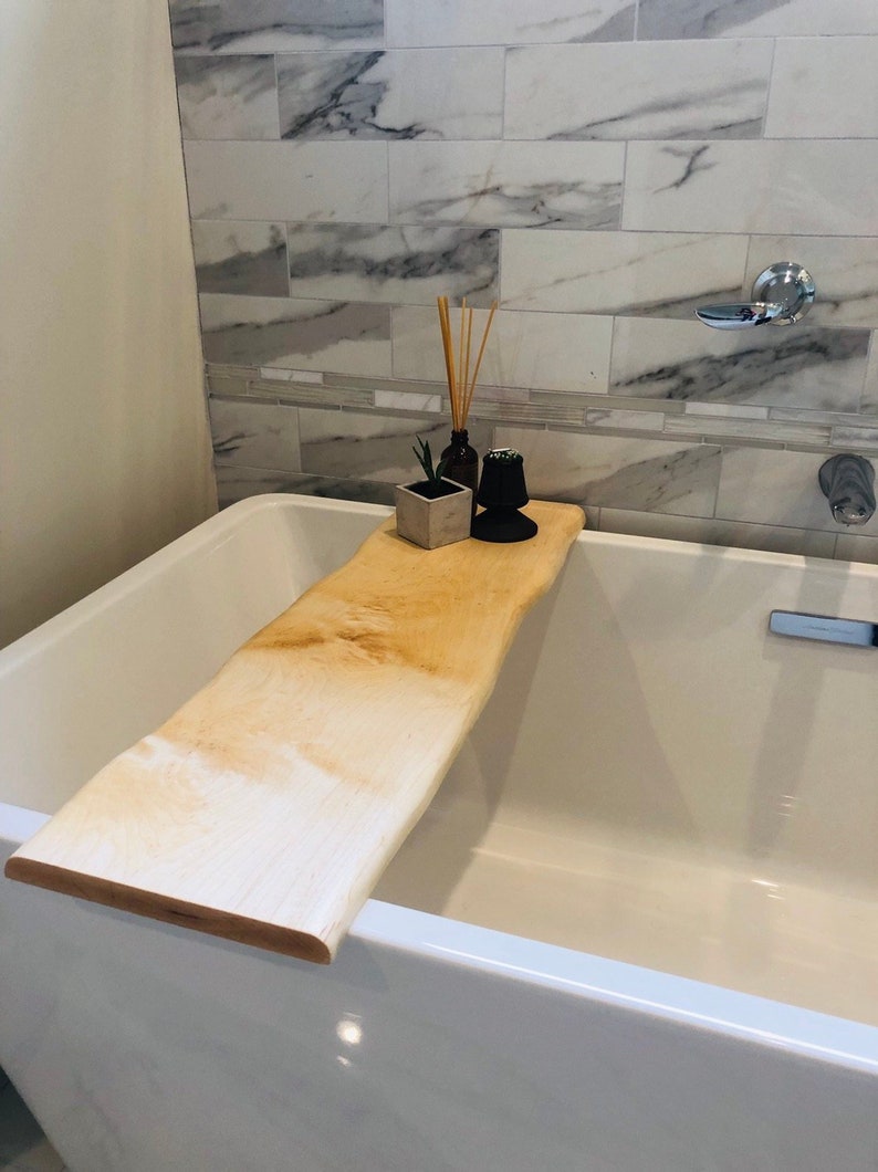 Blondine seift sich in der Badewanne Füße ein Blondine seift sich in der Badewanne Füße ein