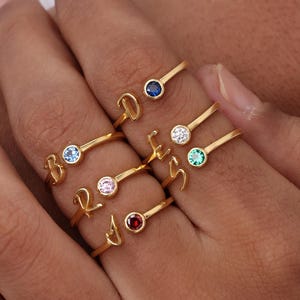 Personalisierter Ring mit Geburtsstein von KyUc Studio - Stapelbarer zierlicher Namensring - Zierlicher Briefring - Muttertagsgeschenk