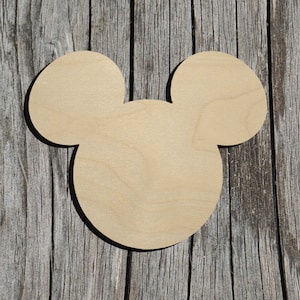 K&ouml;nnte beinhalten: Ein Holzausschnitt von Mickeys Kopf. Der Ausschnitt ist unbemalt und hat eine nat&uuml;rliche Holzmaserung.